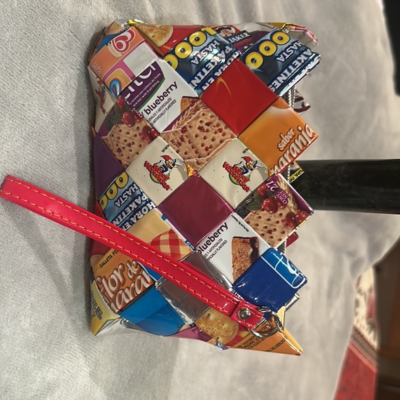 Nahui Ollin folded magazine paper wristlet bag - Picture 2 of 4